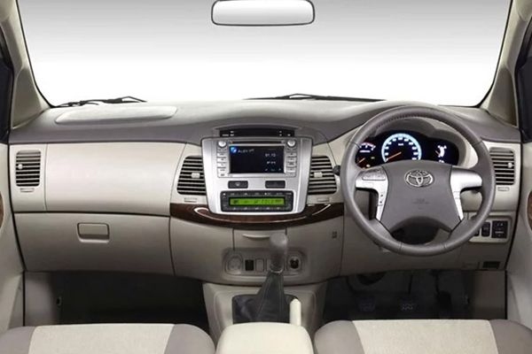 Toyota Innova 2.5 V E4 7 STR