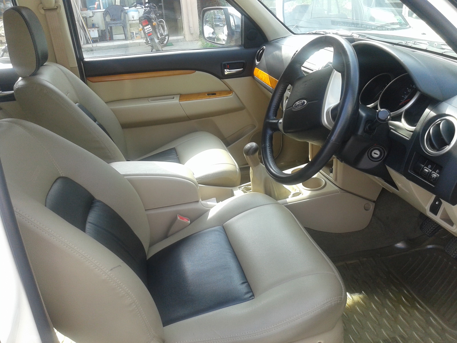 Ford Endeavour 2.5L 4x2 2010