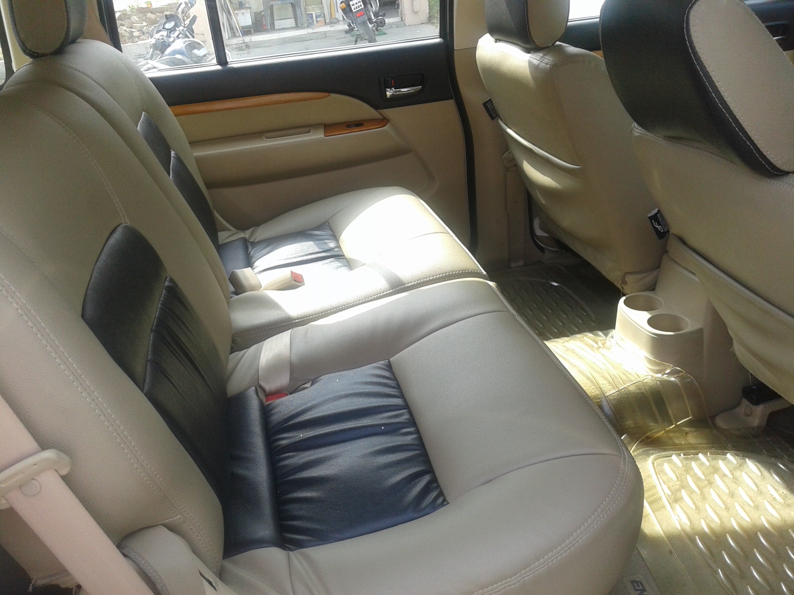 Ford Endeavour 2.5L 4x2 2010