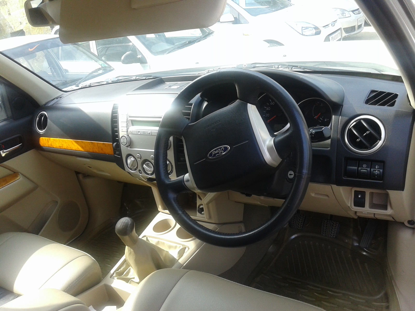 Ford Endeavour 2.5L 4x2 2010