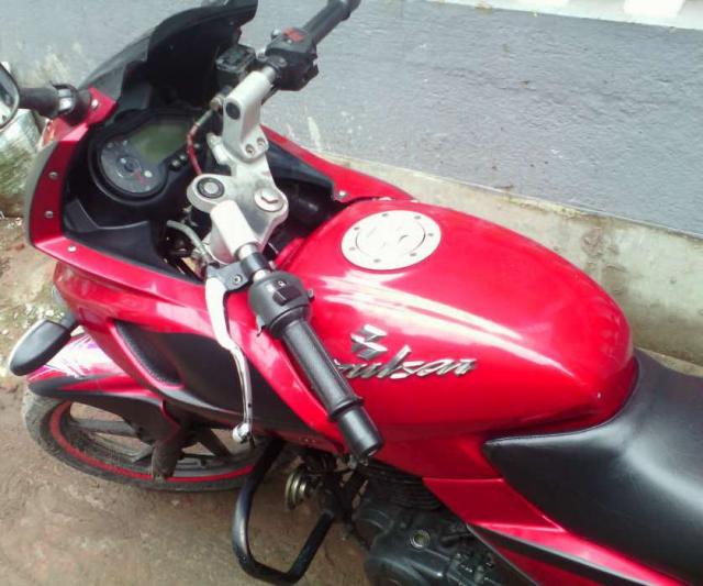 Bajaj Pulsar 220cc 2011