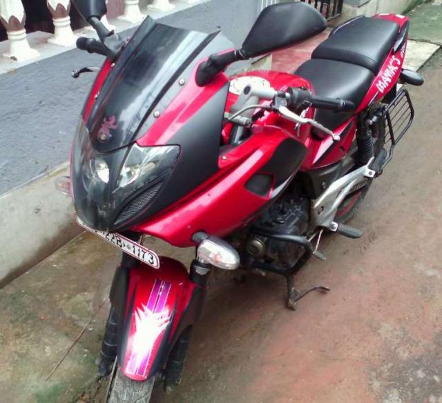 Bajaj Pulsar 220cc 2011