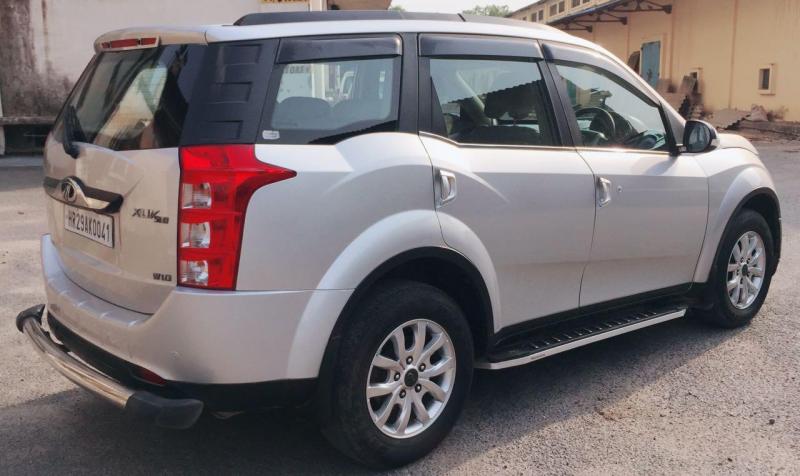 Mahindra XUV500 W10 2015