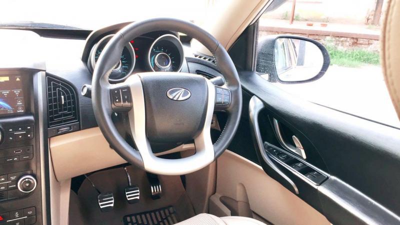 Mahindra XUV500 W10 2015