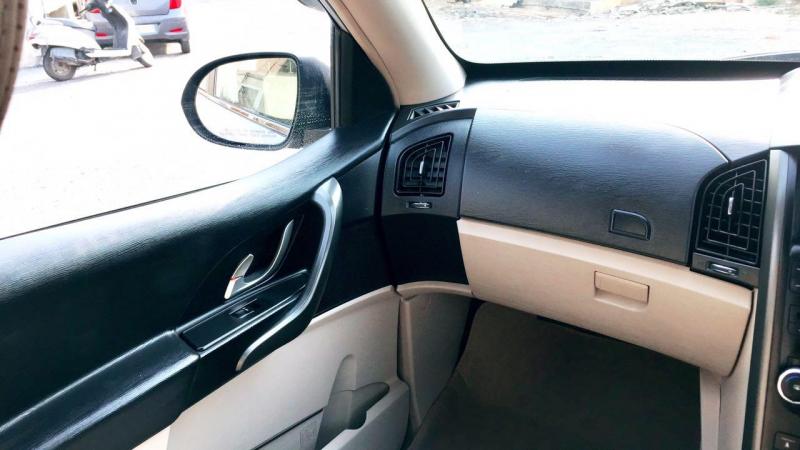 Mahindra XUV500 W10 2015