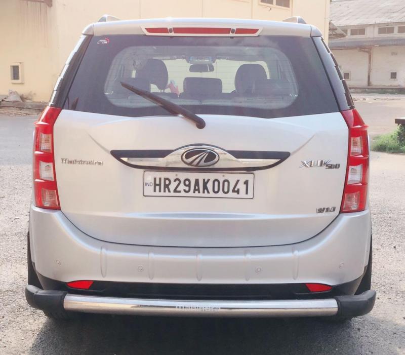 Mahindra XUV500 W10 2015
