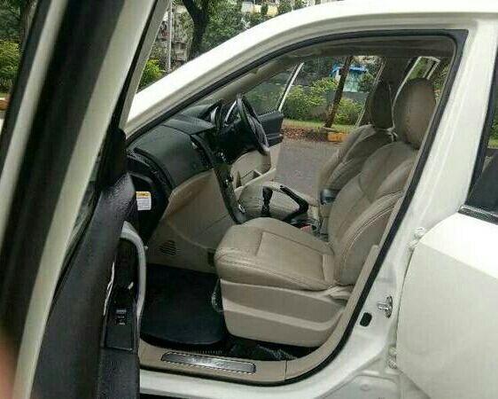 Mahindra XUV500 W10 2015