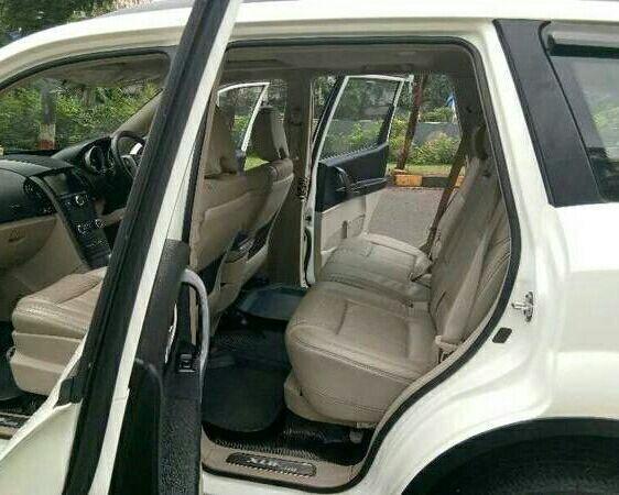 Mahindra XUV500 W10 2015
