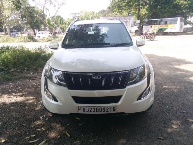 Mahindra XUV500 W10 2015