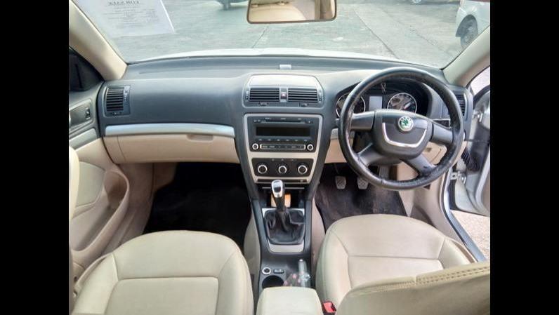 Skoda Laura Ambition 2.0 TDI CR MT 2012