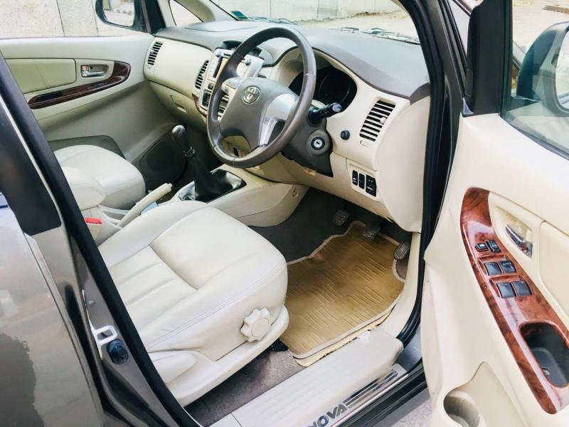 Toyota Innova 2.5 V 7 STR 2012