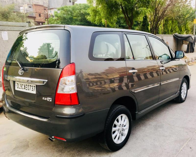 Toyota Innova 2.5 V 7 STR 2012