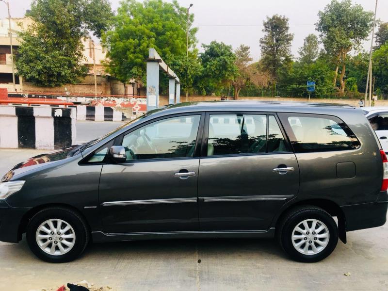 Toyota Innova 2.5 V 7 STR 2012