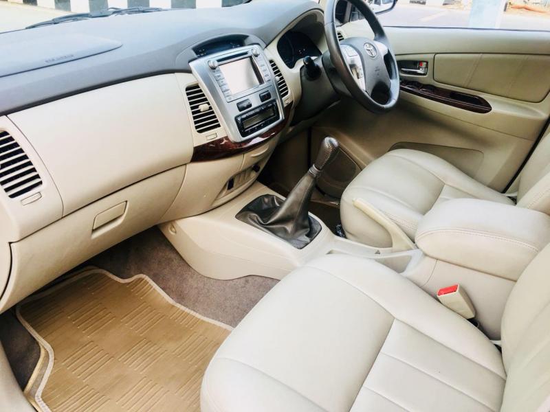 Toyota Innova 2.5 V 7 STR 2012