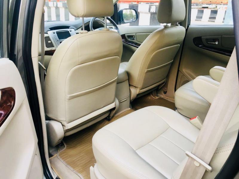 Toyota Innova 2.5 V 7 STR 2012