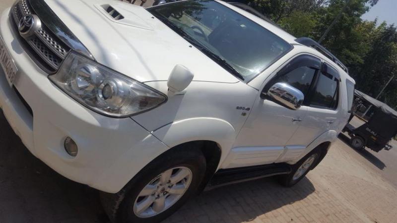 Toyota Fortuner 3.0 4X4 MT 2011