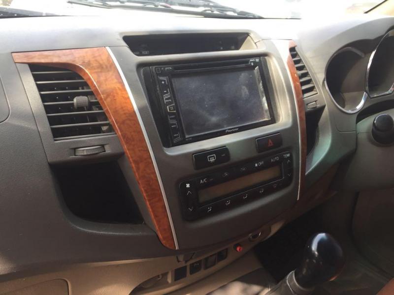 Toyota Fortuner 3.0 4x2 MT 2010