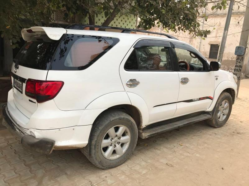 Toyota Fortuner 3.0 4x2 MT 2010