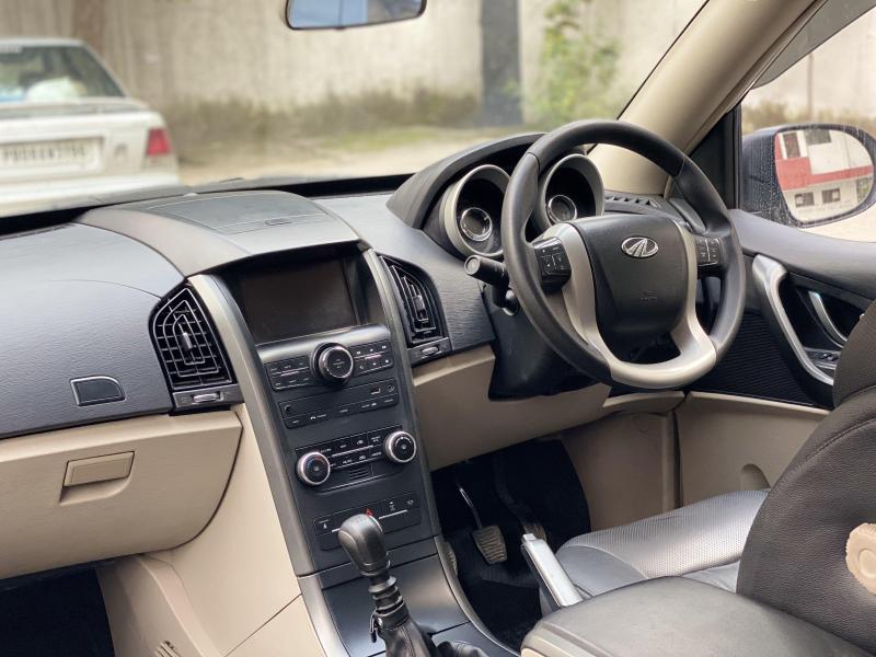 Mahindra XUV500 W6 2016