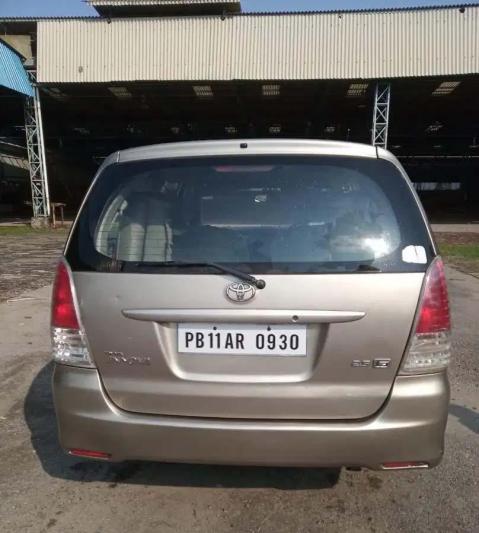 Toyota Innova 2.5 E 7 STR 2010