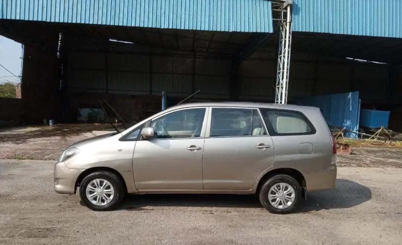 Toyota Innova 2.5 E 7 STR 2010