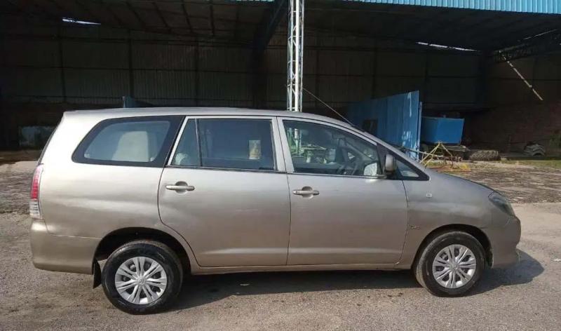 Toyota Innova 2.5 E 7 STR 2010