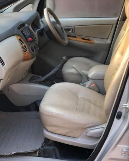 Toyota Innova 2.5 ZX 7 STR BS IV 2010