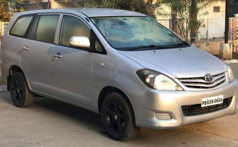 Toyota Innova 2.5 ZX 7 STR BS IV 2010
