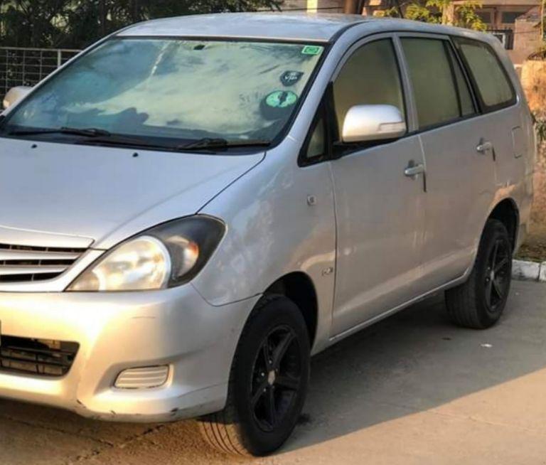 Toyota Innova 2.5 ZX 7 STR BS IV 2010