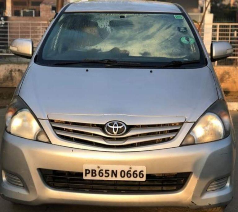 Toyota Innova 2.5 ZX 7 STR BS IV 2010