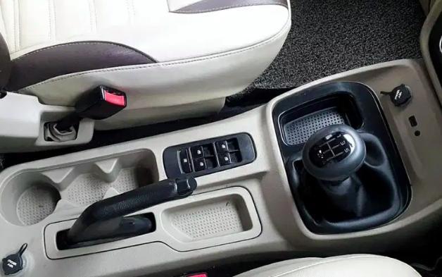 Mahindra TUV300 T6 2015