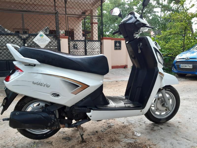 mahindra gusto scooty