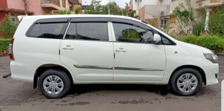 Toyota Innova 2.5 G 8 STR BS IV 2015