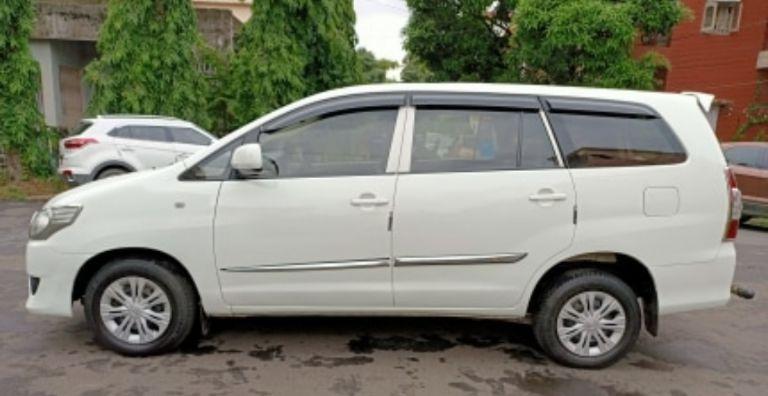 Toyota Innova 2.5 G 8 STR BS IV 2015