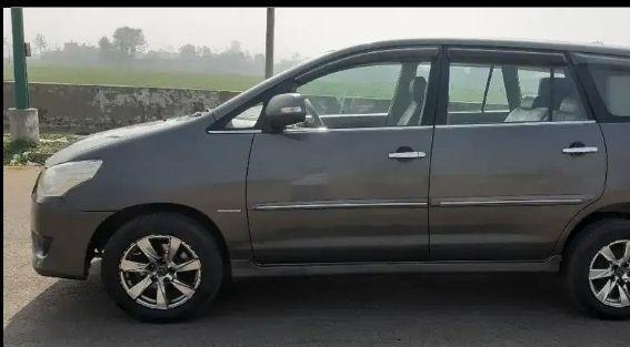 Toyota Innova 2.5 ZX 7 STR BS IV 2013