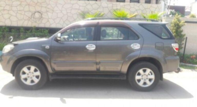 Toyota Fortuner 3.0 4x2 MT 2011