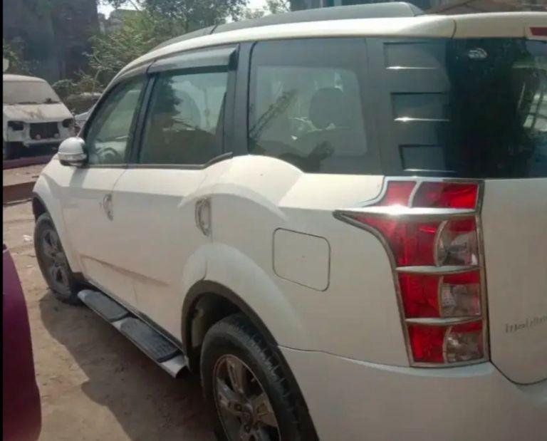 Mahindra XUV500 W10 2015