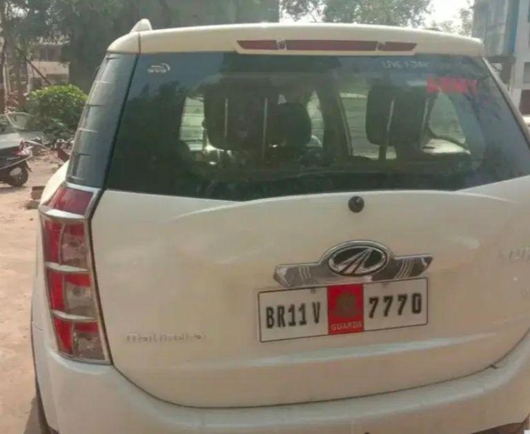 Mahindra XUV500 W10 2015
