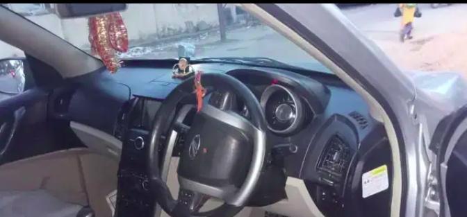 Mahindra XUV500 W10 2015