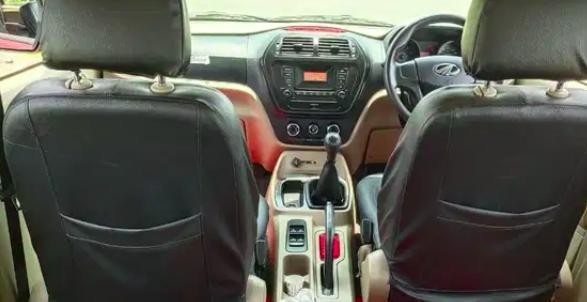 Mahindra TUV300 T6 Plus 2018