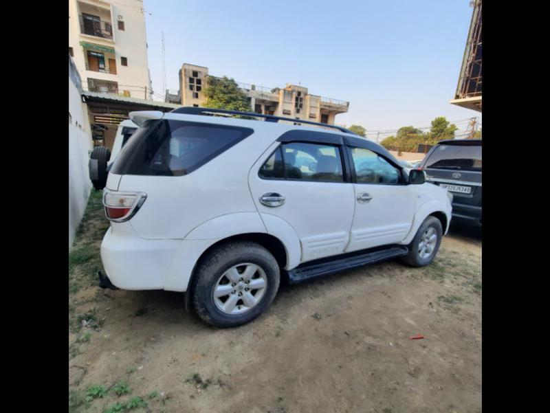 Toyota Fortuner 3.0 4X4 MT 2011