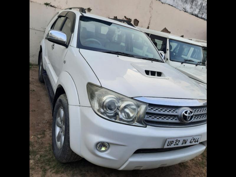 Toyota Fortuner 3.0 4X4 MT 2011