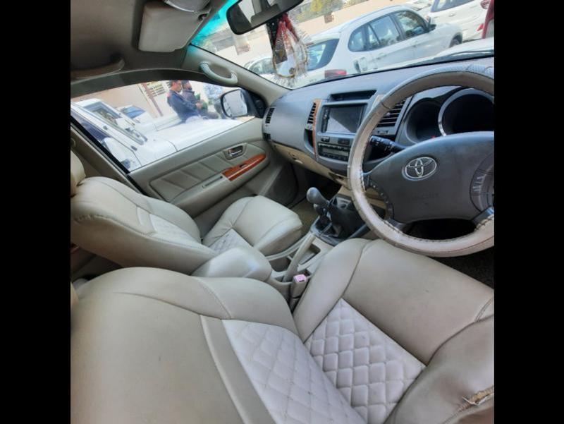 Toyota Fortuner 3.0 4X4 MT 2011