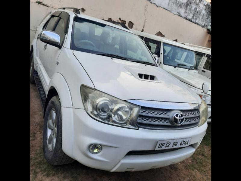 Toyota Fortuner 3.0 4X4 MT 2011