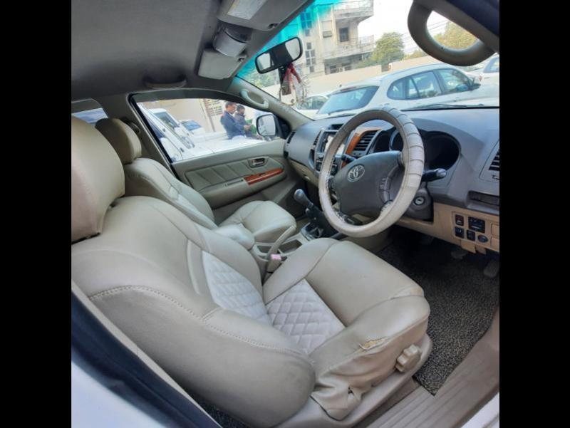 Toyota Fortuner 3.0 4X4 MT 2011