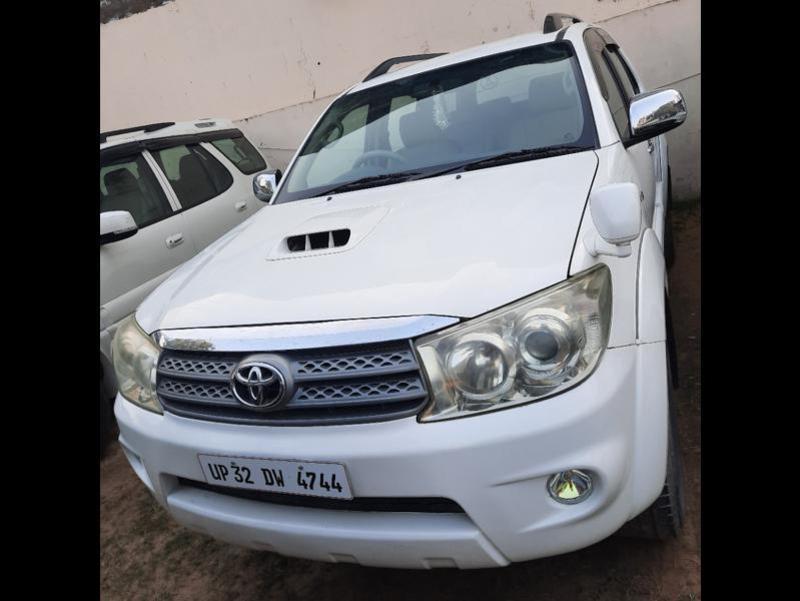 Toyota Fortuner 3.0 4X4 MT 2011