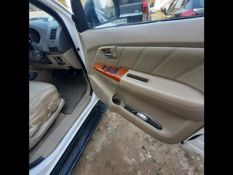 Toyota Fortuner 3.0 4X4 MT 2011