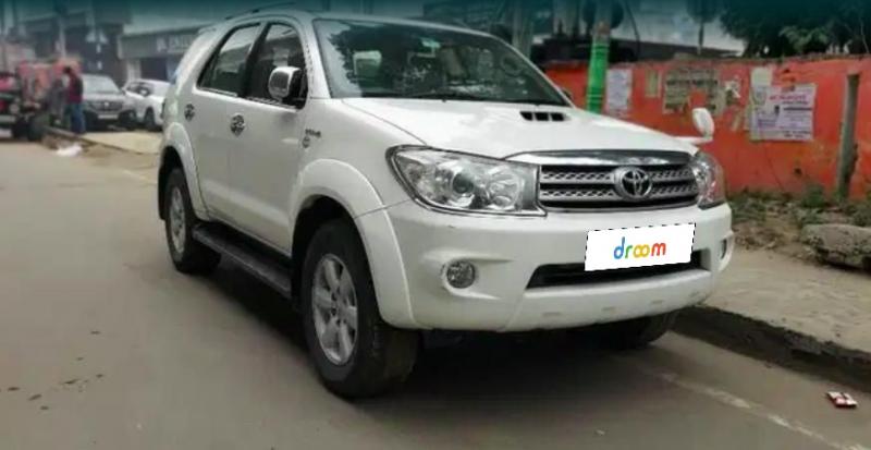 Toyota Fortuner 3.0 4X4 MT 2011
