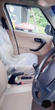 Mahindra TUV300 PLUS P4 2018