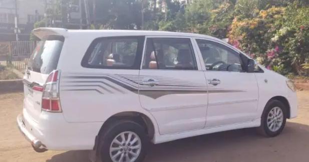 Toyota Innova 2.5 G 8 STR BS III 2013